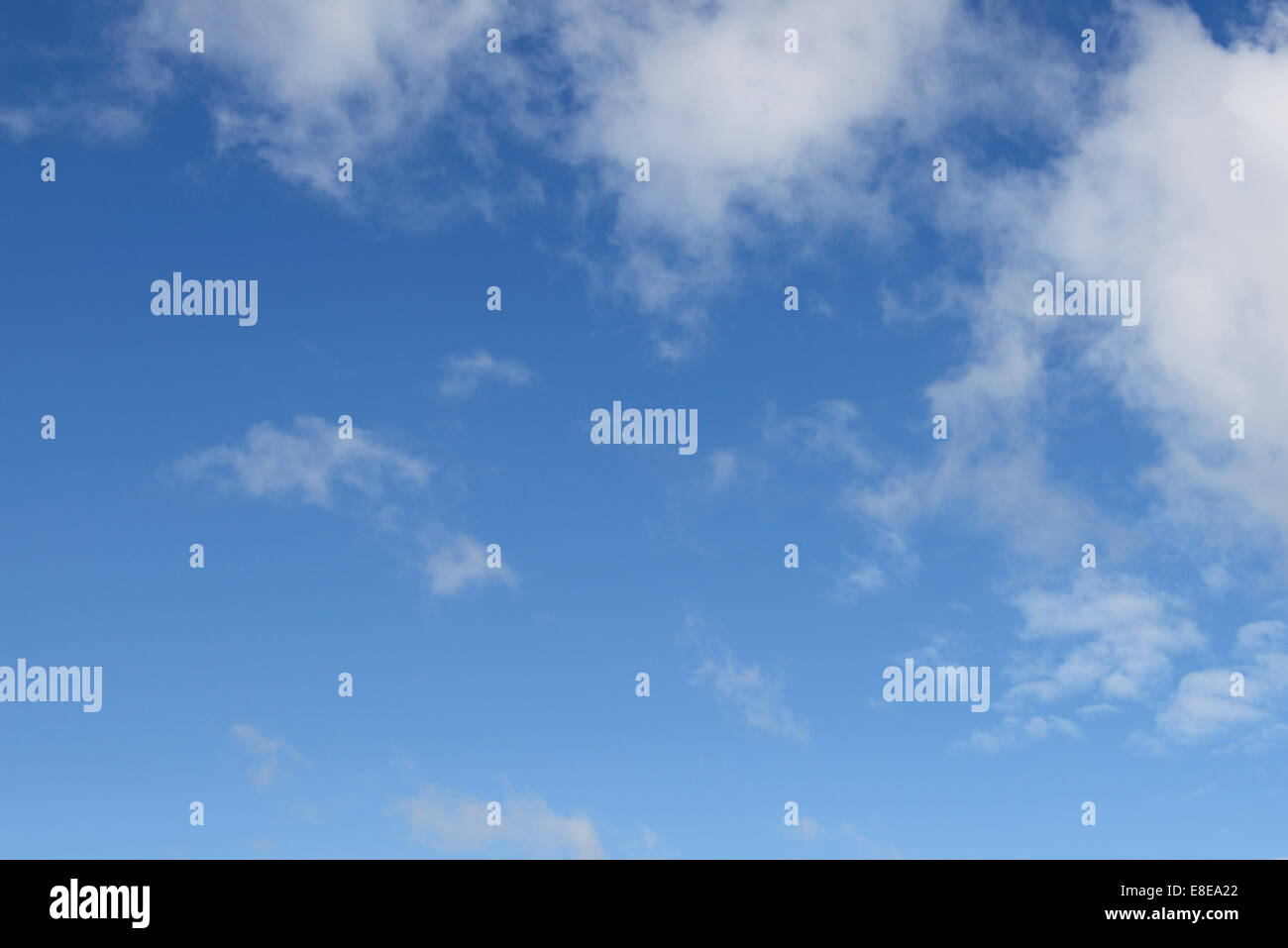 Ciel bleu avec des nuages brisés Banque D'Images