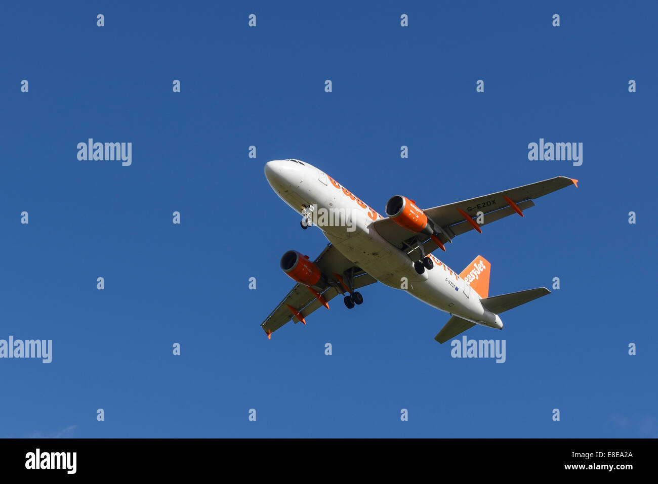 Easyjet Airbus A319-111 appareil sur l'approche finale de l'aéroport Manchester UK Banque D'Images