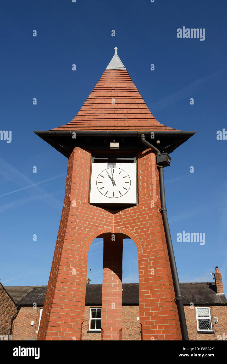La tour de l'horloge millénaire dans le centre de Hale village Greater Manchester UK Banque D'Images