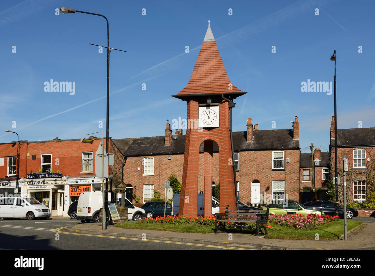 La tour de l'horloge millénaire dans le centre de Hale village Greater Manchester UK Banque D'Images
