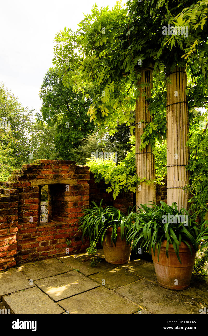 Colonnes dans le jardin d'Eltham Palace - Londres, Angleterre Banque D'Images