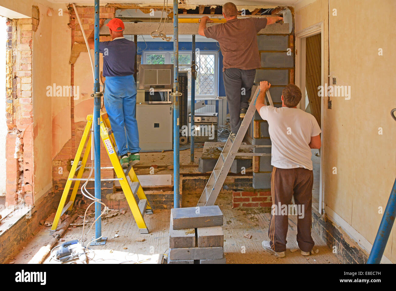 Builders au travail Installer nouveau linteau du faisceau pendant l'extension majeure & modifications de maison individuelle Brentwood Essex England UK voir plus d'infos remarque ci-dessous Banque D'Images