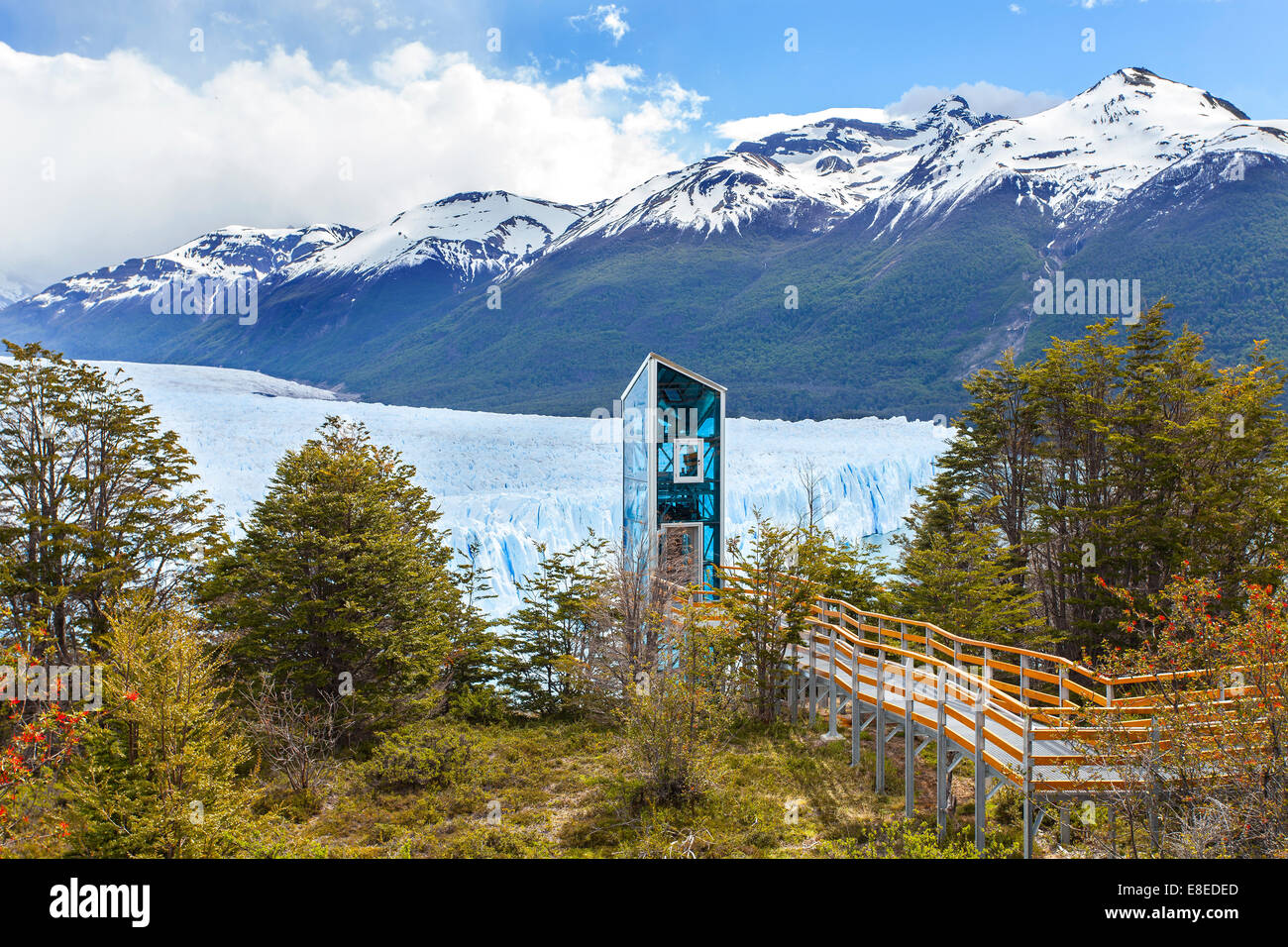 Ascenseur moderne par le glacier Perito Moreno, le Parc National Los Glaciares, en Argentine. Banque D'Images