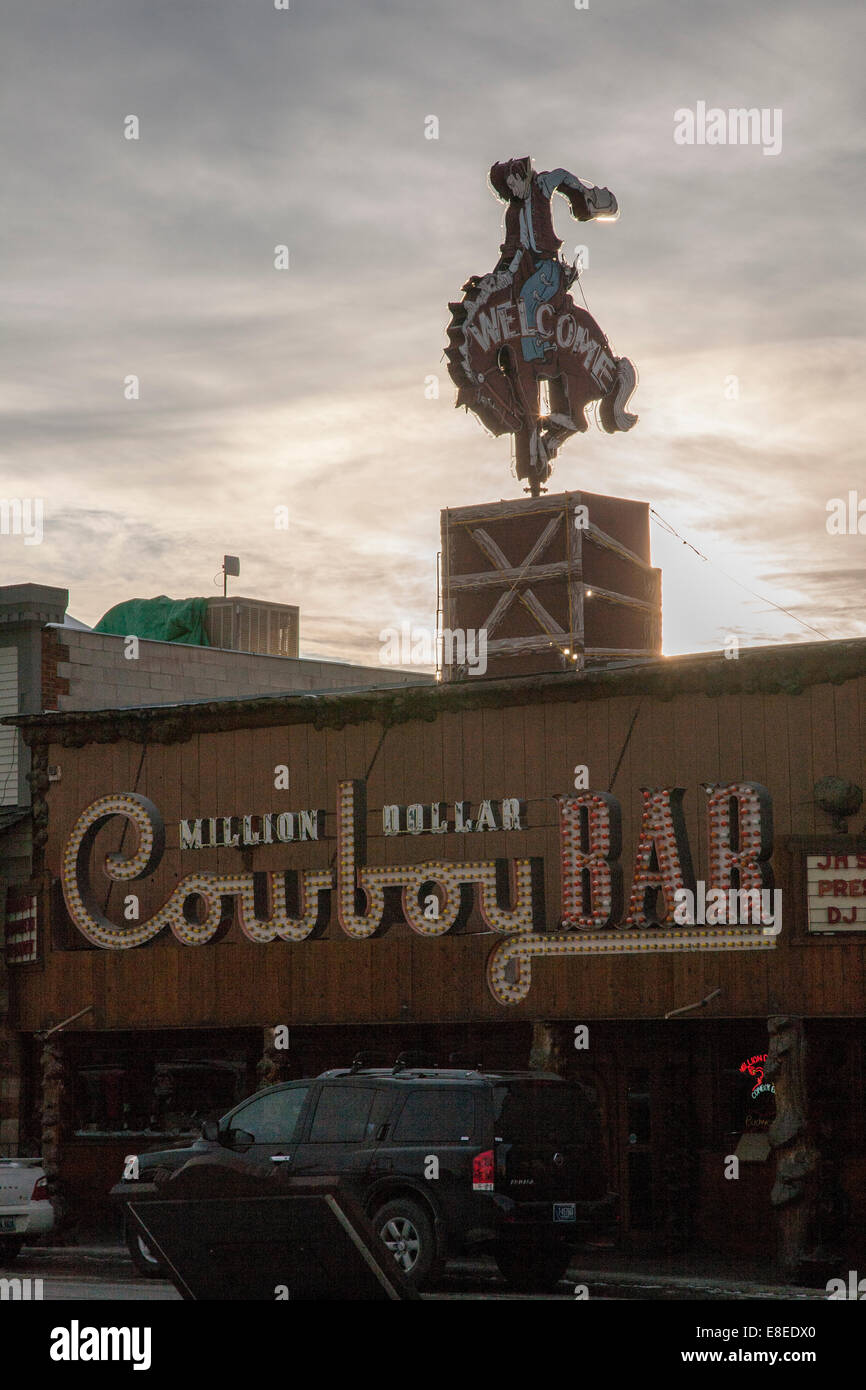 Un coucher de soleil sur le célèbre cow-boy 'bar' de Jackson Wyoming USA -- une icône de la petite ville et c'est le patrimoine de l'ouest. Banque D'Images