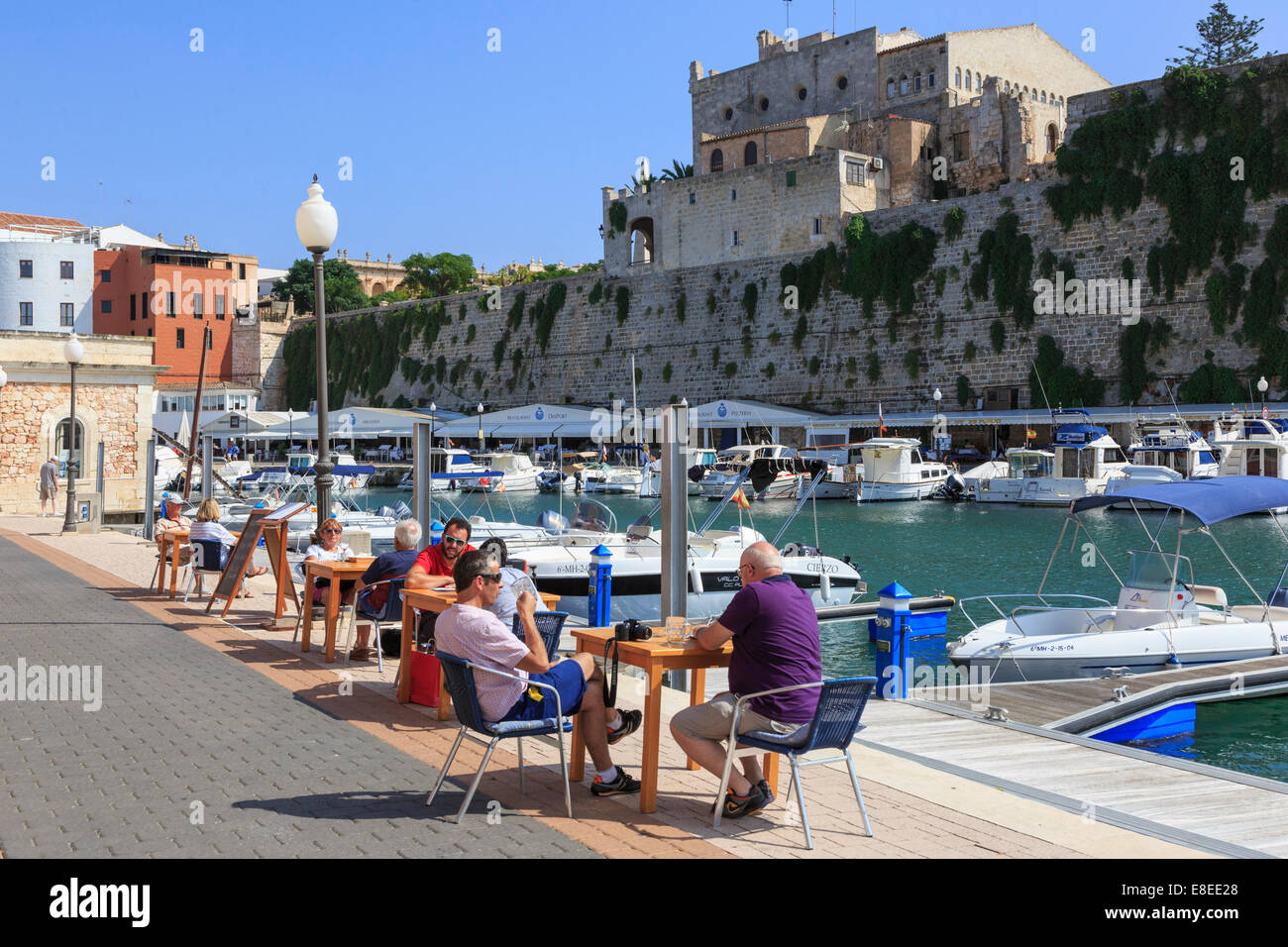 Les touristes ayant des rafraîchissements sur le quai du vieux port et le port de plaisance de Ciutadella, Minorque, Espagne Banque D'Images