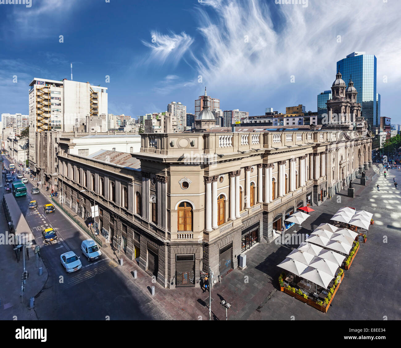 Le centre-ville de Santiago du Chili, les gratte-ciel modernes mélangé avec des bâtiments historiques, le Chili. Banque D'Images