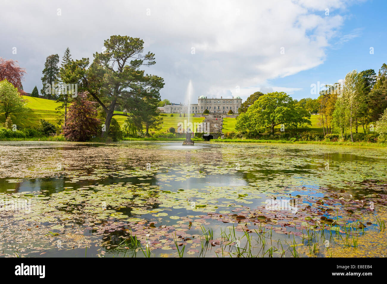 Enniskerry, Irlande - 11 mai 2014 : fontaine du Triton Lake dans le jardin italien at Powerscourt State Banque D'Images