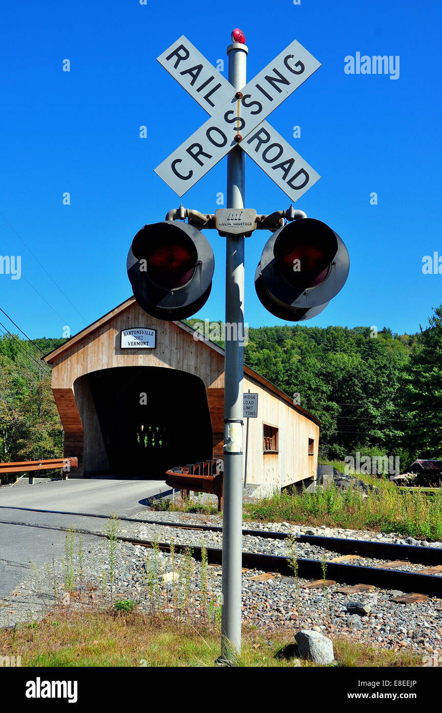 Motel 63, New York : Green Mountain Flyer train d'Excursion railroad crossing sign et le Motel 63 2012 * Pont couvert Banque D'Images