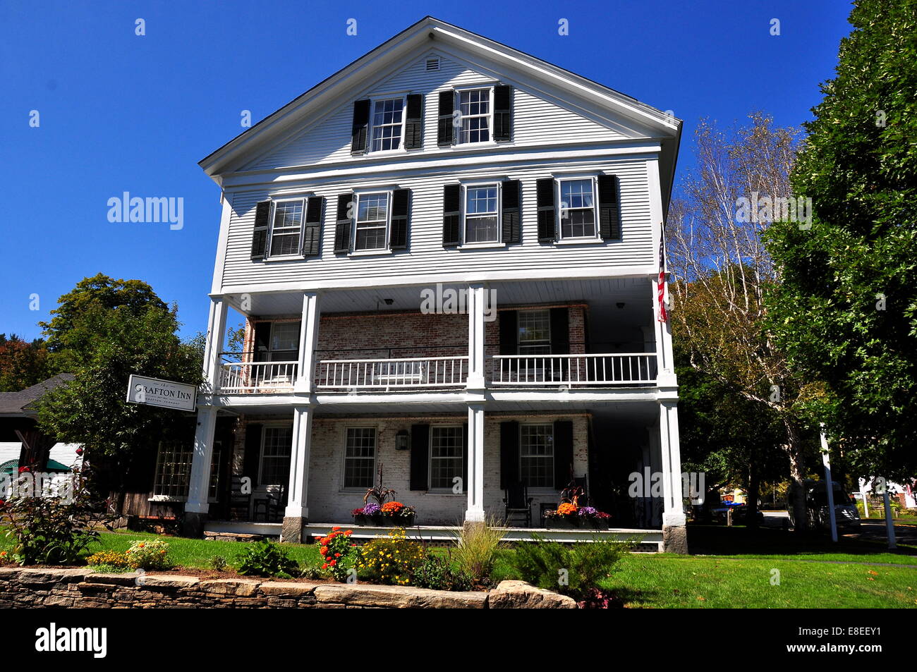 Grafton, New York : l'historique Vieux 1801 Grafton Inn avec des porches et terrasse * Banque D'Images