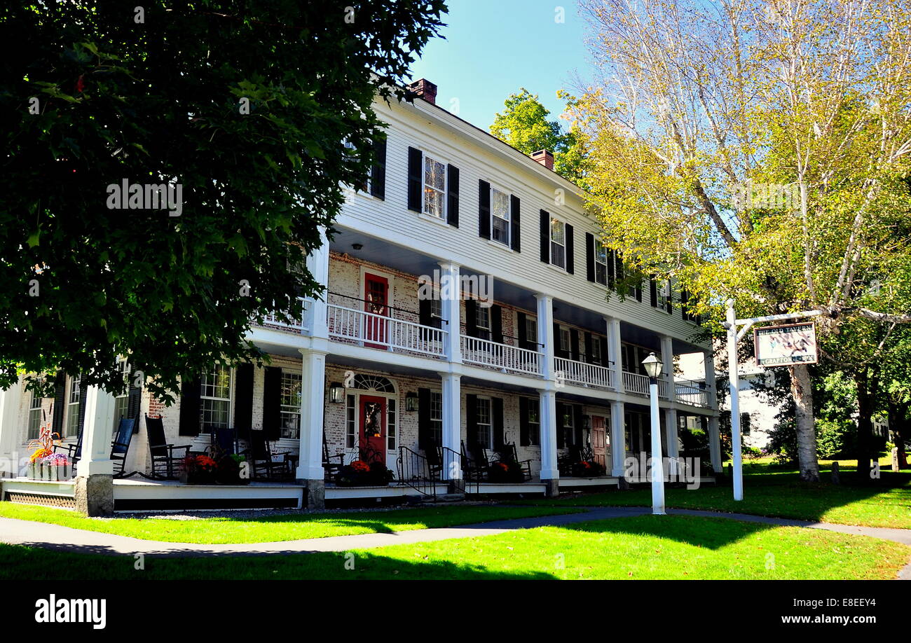 Grafton, New York : l'historique Vieux 1801 Grafton Inn avec des porches et terrasse * Banque D'Images