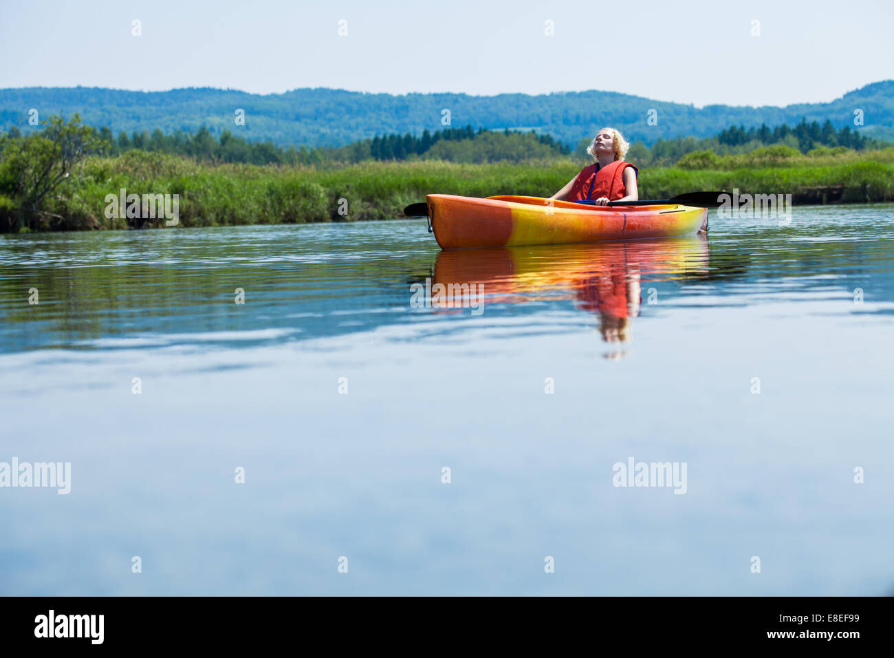 Jeune femme de détente sur un Kayak et profiter de l'instant de la Liberté Banque D'Images