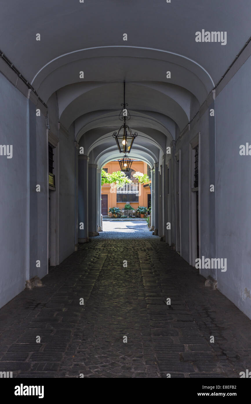 Couverte de l'entrée d'une cour à Rome, Italie Banque D'Images