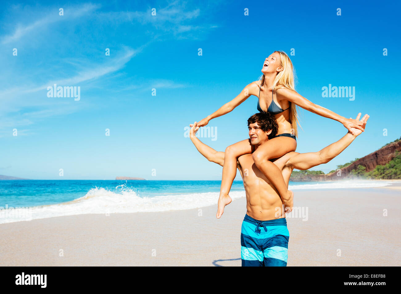 Joli couple heureux sur Belle Plage Ensoleillée Banque D'Images