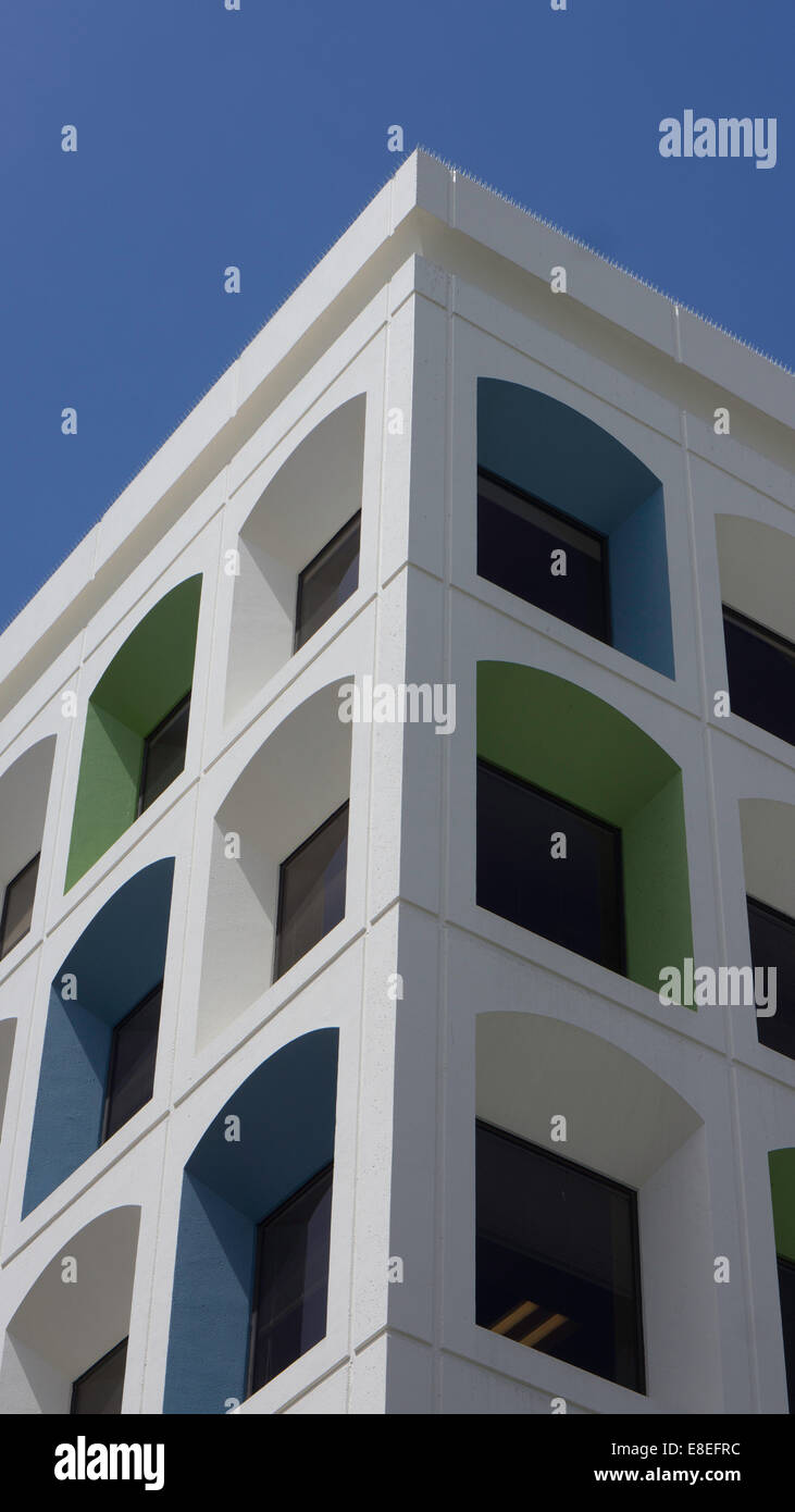 Bâtiment blanc aux vitres teintés Banque D'Images