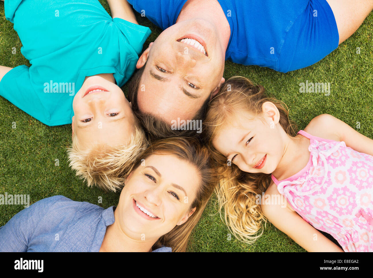 Portrait de famille heureuse de quatre à l'extérieur. Les parents et deux jeunes enfants Banque D'Images