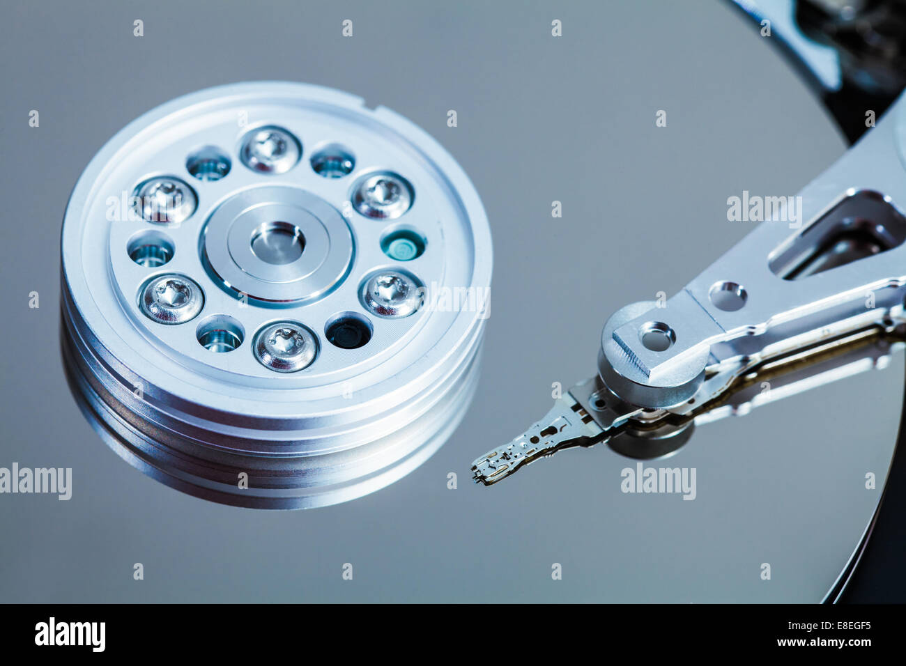 Mécanisme de disque dur et les détails de l'Arm, les plateaux et la fusée. Banque D'Images