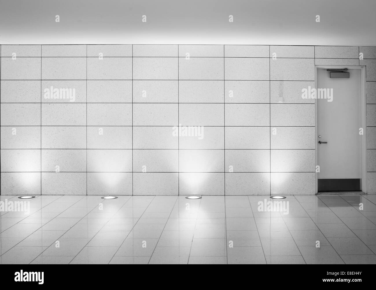 Murs blancs et porte dans un couloir souterrain de la station de métro de Montréal. Design intérieur contemporain. C'est une partie de la place Banque D'Images