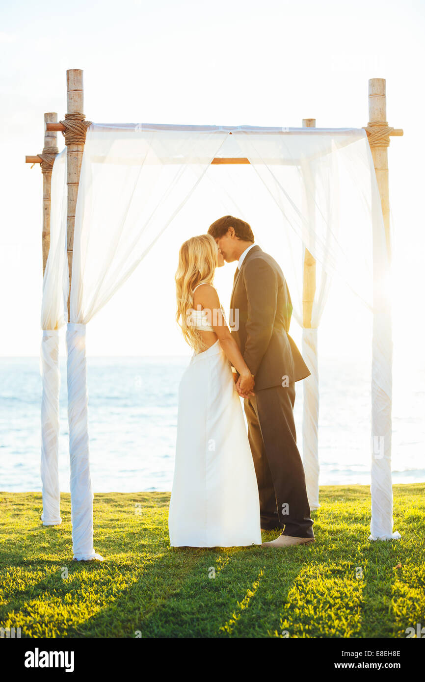 Beau Mariage. L'amour heureux mariés s'embrasser. Banque D'Images