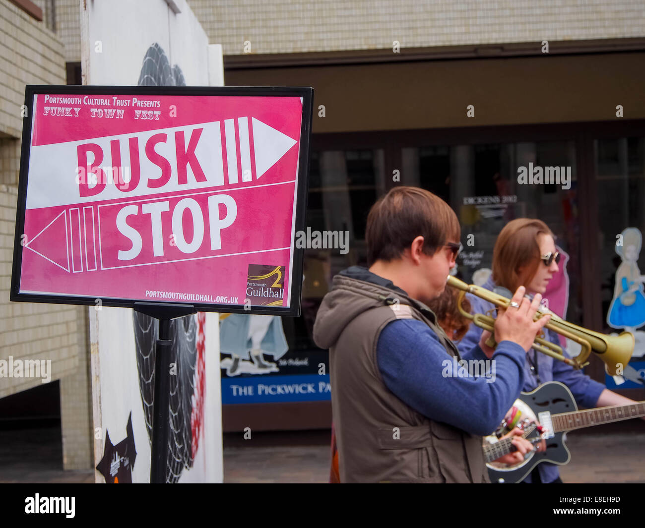 Les amuseurs publics de la rue à un arrêt à Busk Portsmouth Guildhall Square pendant le Festival 2014 Funky Town Banque D'Images