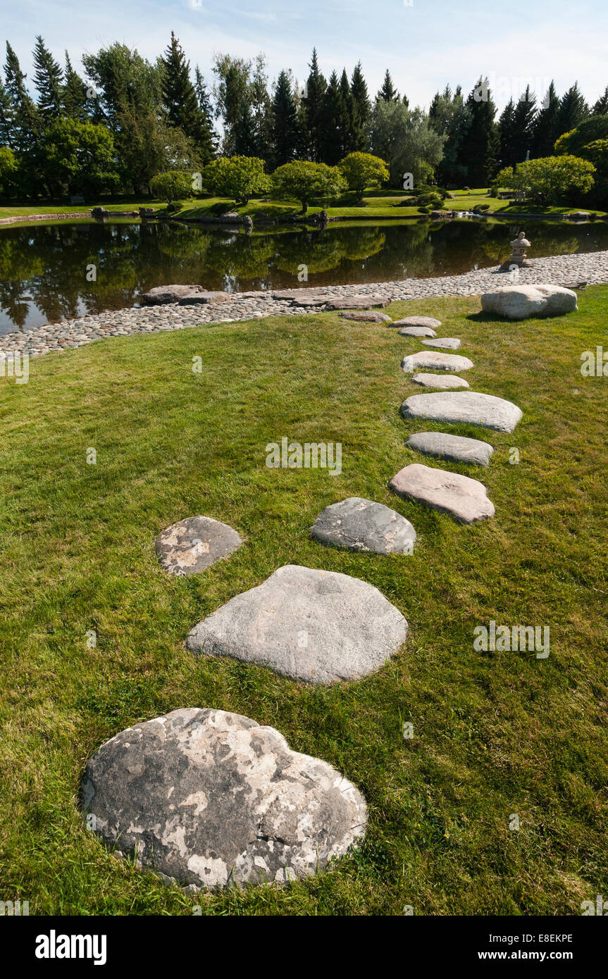 Elk203-6754v Canada, Alberta, Lethbridge, jardins japonais Nikka Yuko, stepping stones Banque D'Images