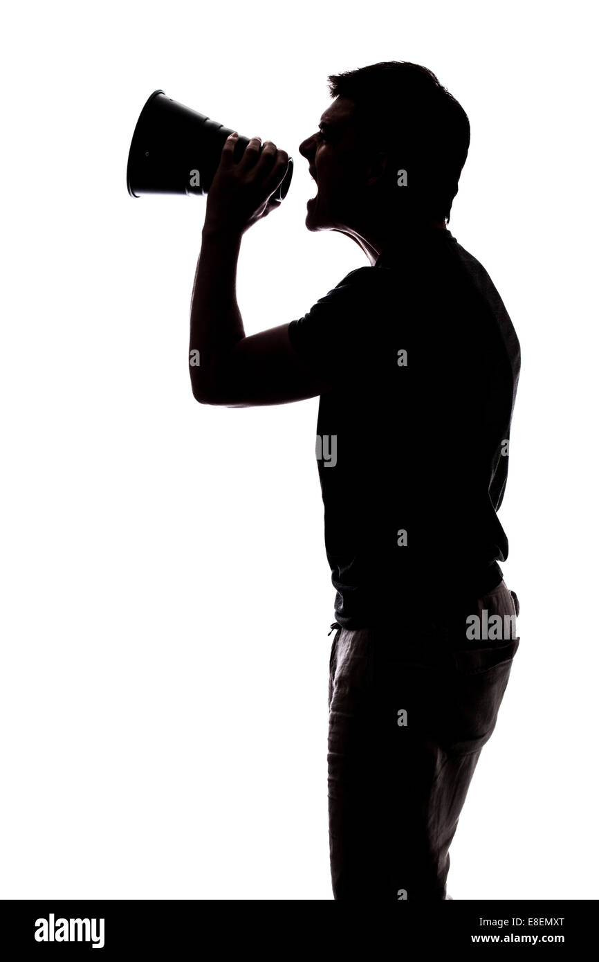 L'homme criant dans un mégaphone en silhouette isolated over white background Banque D'Images