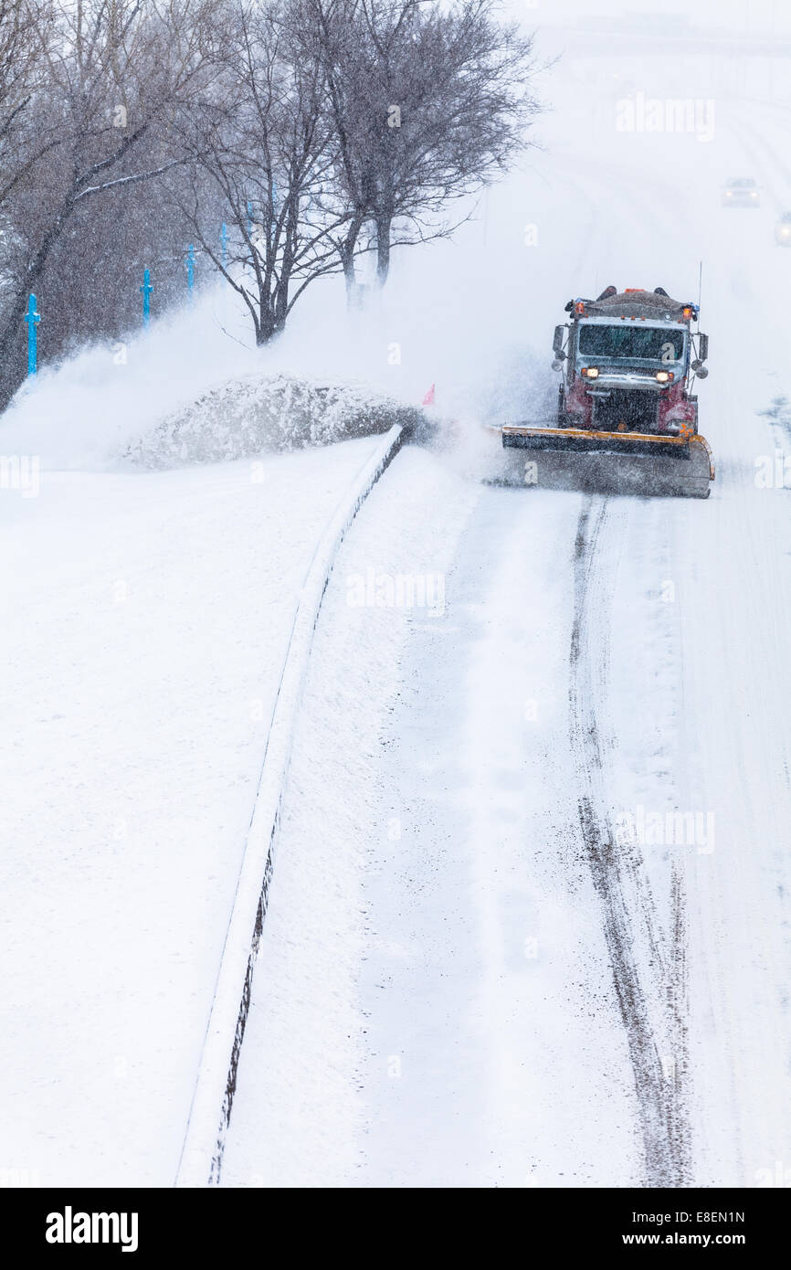 Camion chasse-neige Neige le retrait de l'autoroute pendant une tempête de neige froide journée d'hiver Banque D'Images