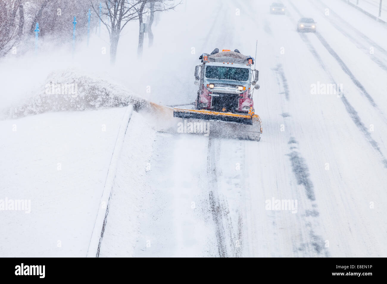 Camion chasse-neige Neige le retrait de l'autoroute pendant une tempête de neige froide journée d'hiver Banque D'Images