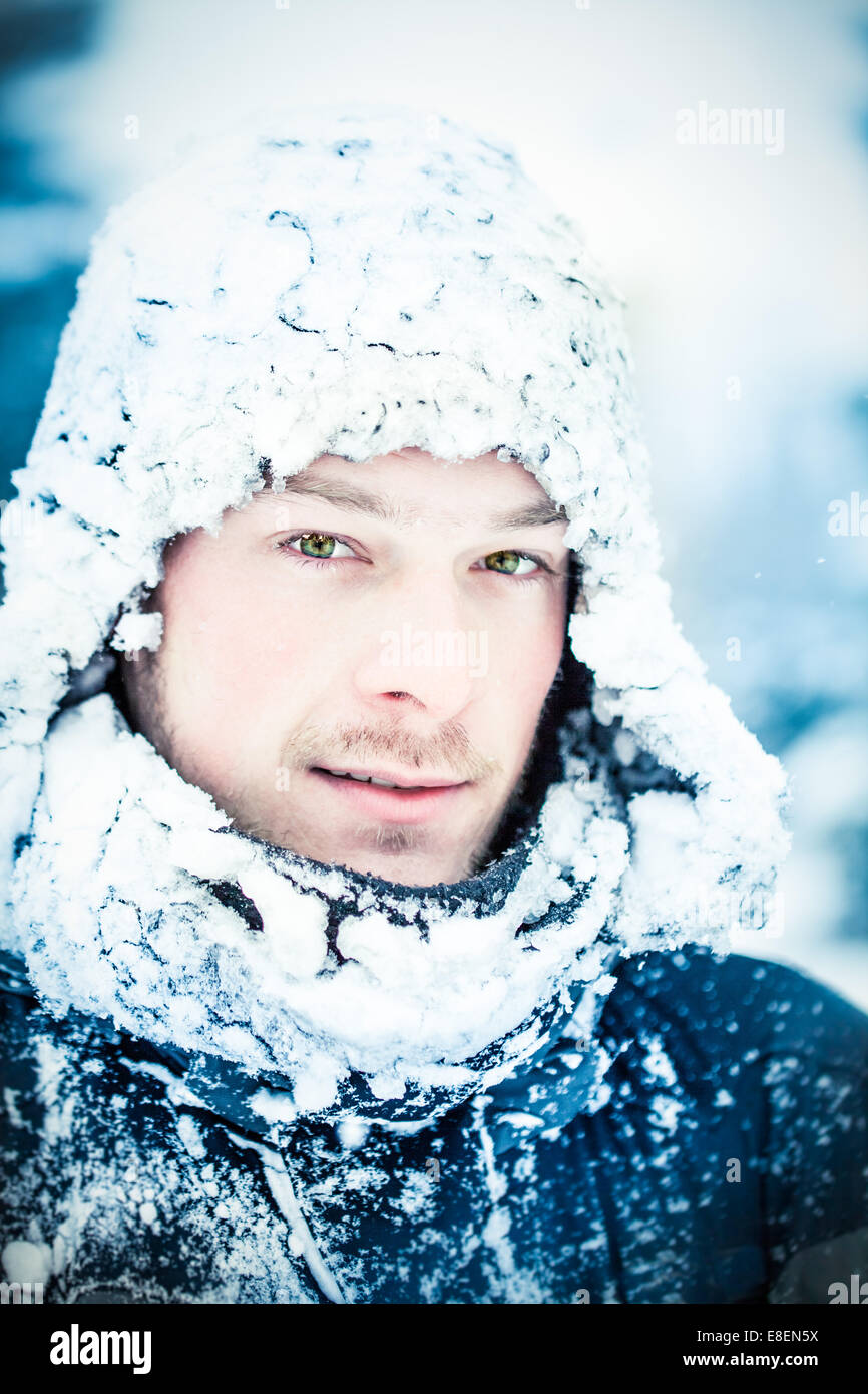 L'homme des jeunes adultes avec des yeux Verts lors d'une expédition dans le nord sur une journée d'hiver Gel Banque D'Images