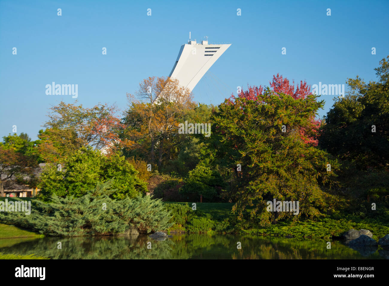 Une vue sur le Jardin botanique de Montréal, avec la tour du Stade Olympique se profilent au-dessus. Banque D'Images