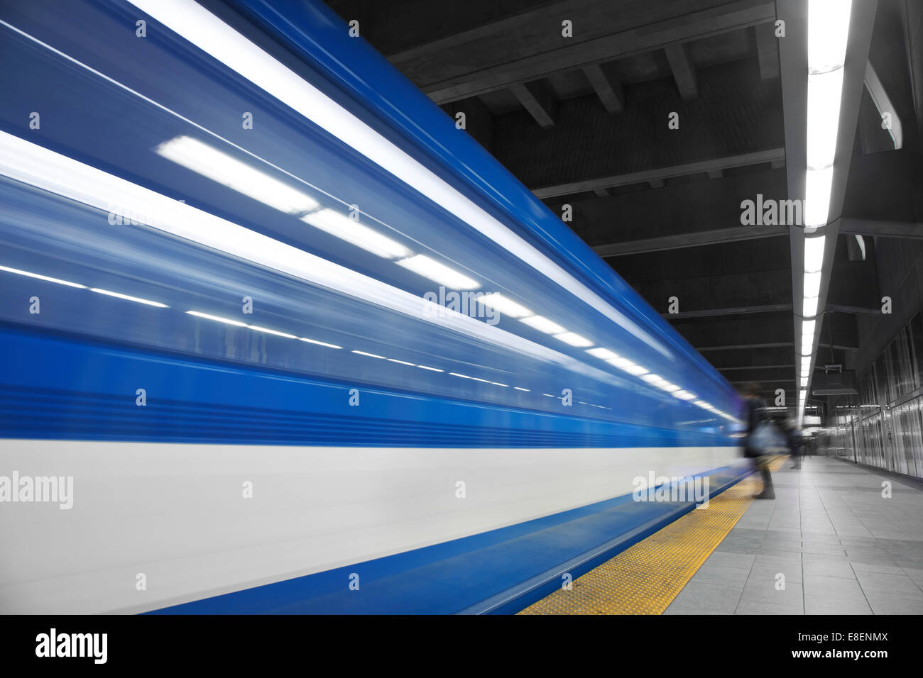 Une fille en attente le métro jusqu'à la butée. Une exposition longue, avec beaucoup de mouvement. Banque D'Images