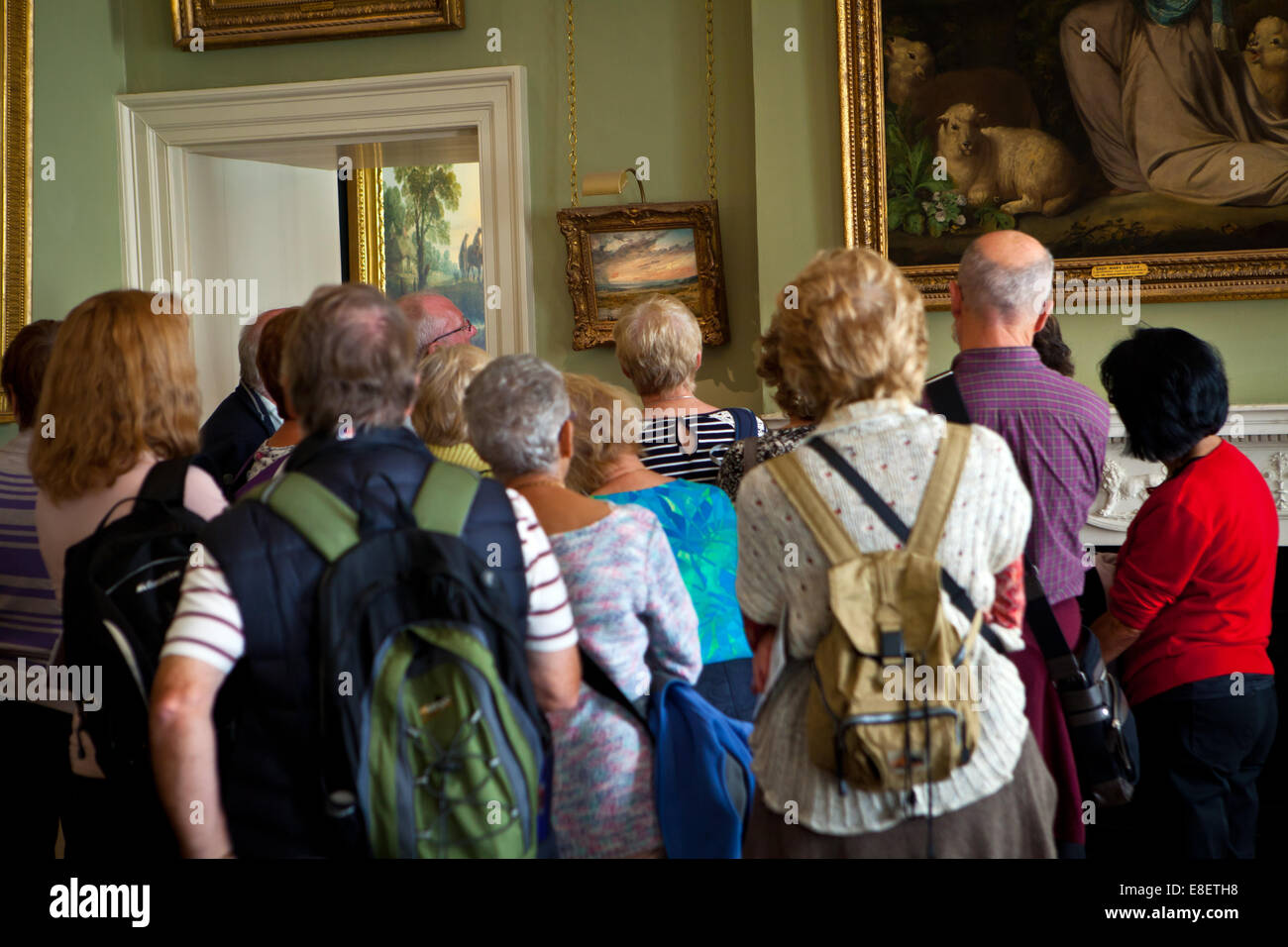 Groupe de visiteurs à la Maison Kenwood voir une peinture de Turner Banque D'Images