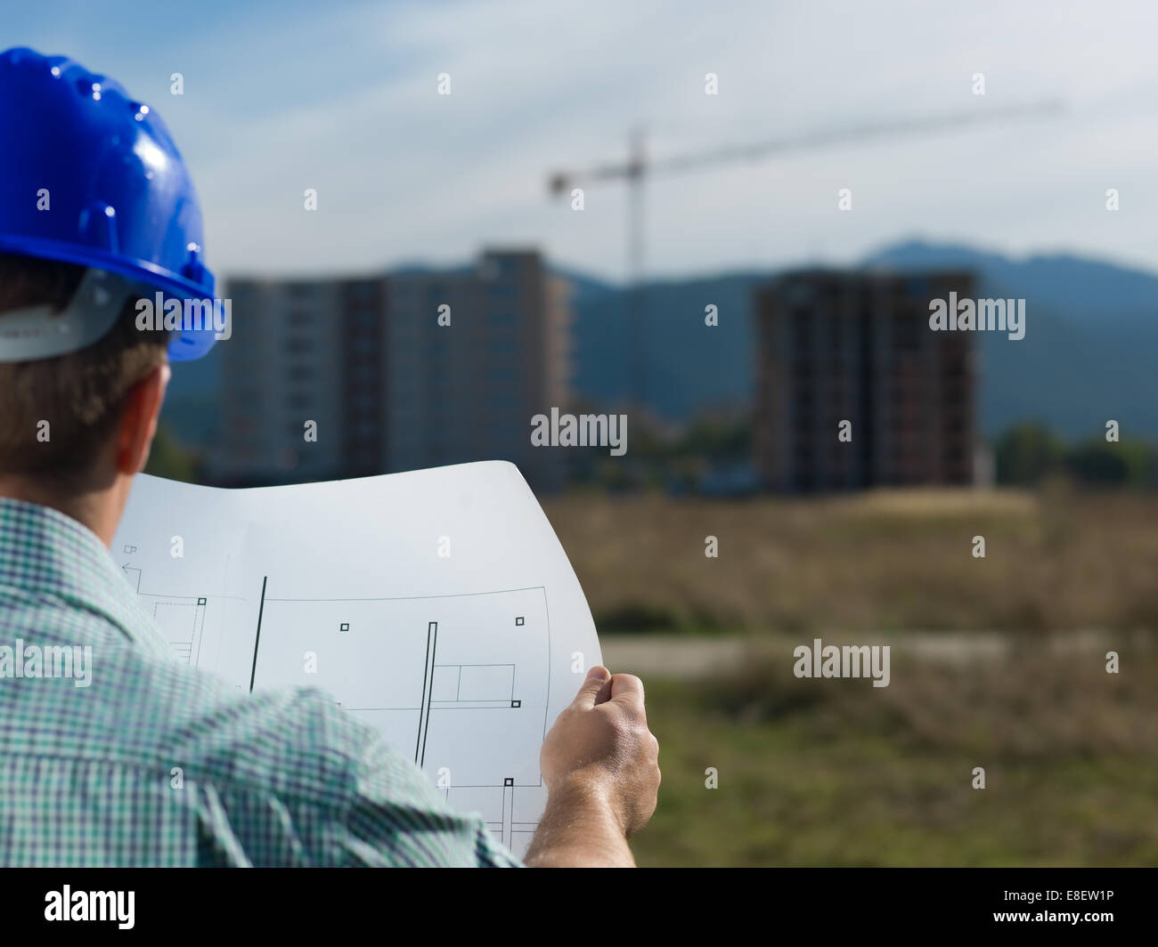 Vue de dos, libre d'hommes au travail Ingénieur du Caucase à la technique au plan de dessin Banque D'Images Vue de dos, libre d'hommes au travail Ingénieur du Caucase à la technique au plan de dessin Banque D'Images
