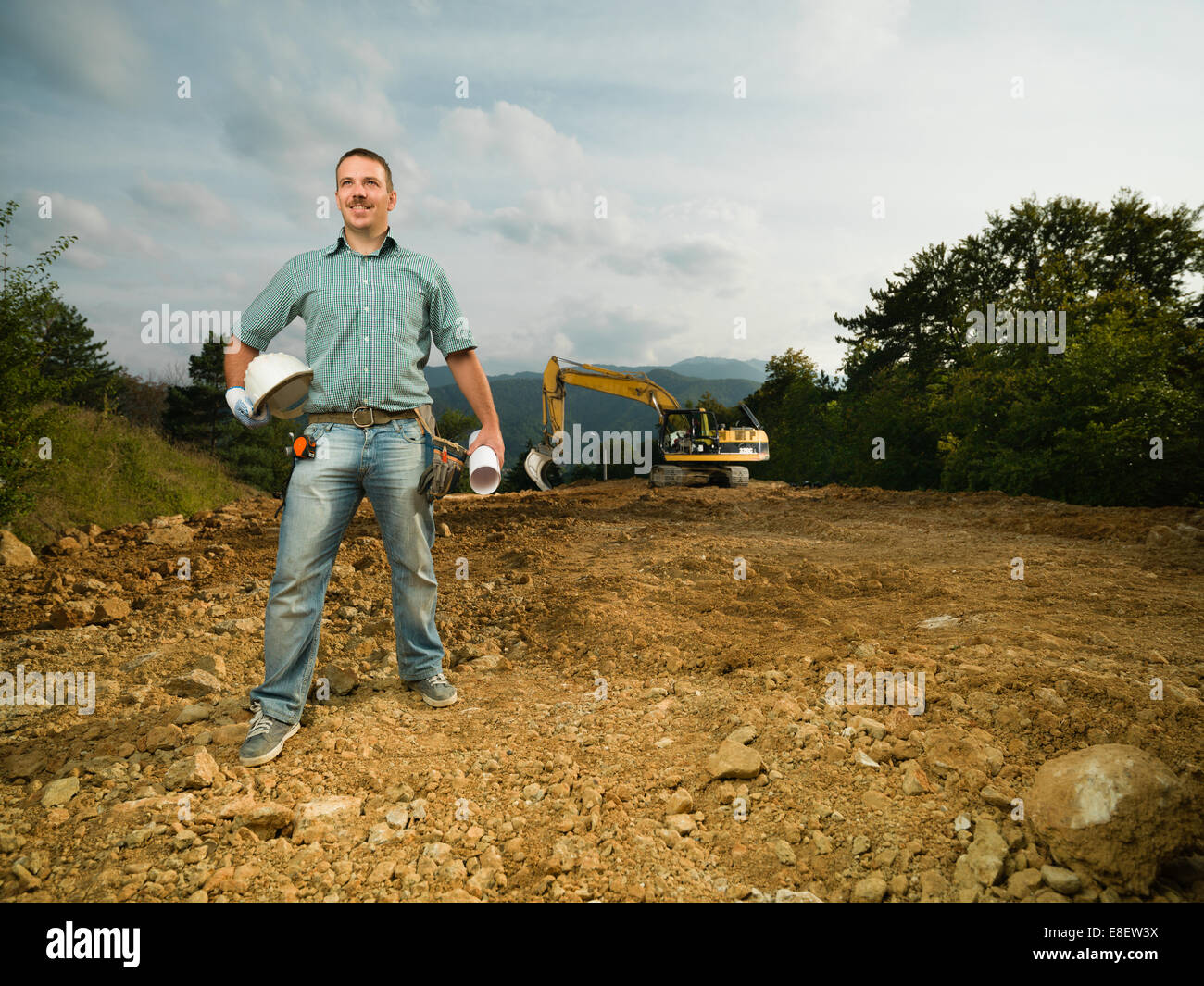 Vue avant du young happy woman standing on ingénieur construction site Banque D'Images Vue avant du young happy woman standing on ingénieur construction site Banque D'Images