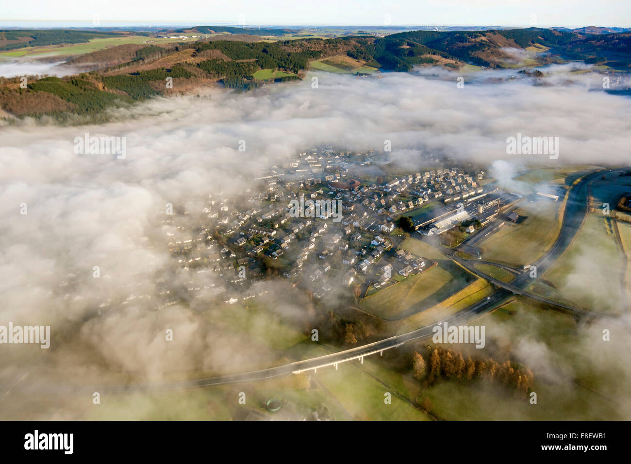 Les nuages bas plus de Olsberg, vue aérienne, région du Sauerland, Rhénanie du Nord-Westphalie, Allemagne Banque D'Images
