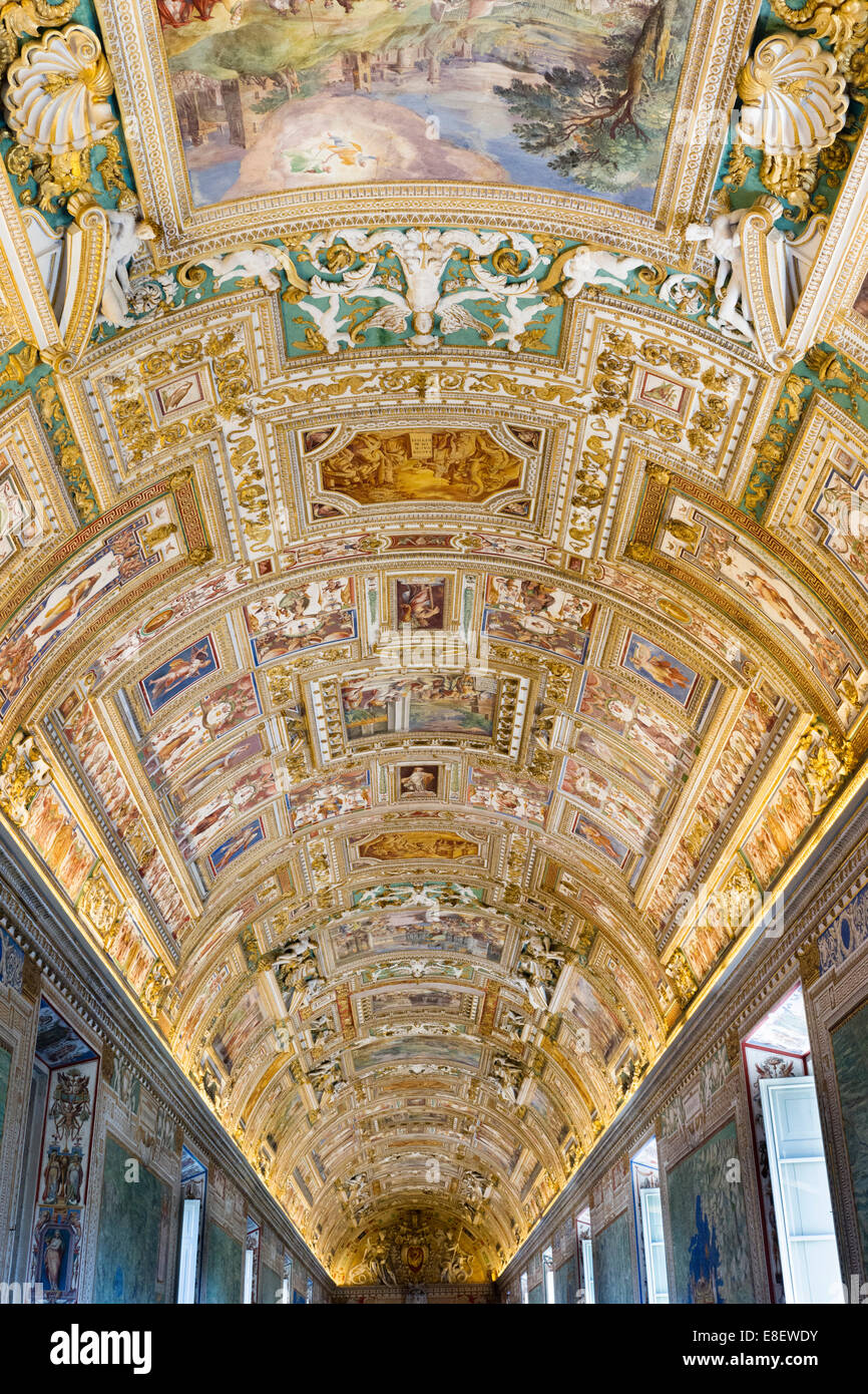 Avec des fresques au plafond en stuc de la Galleria delle Carte Ville, Musées du Vatican, Vatican, Rome, Latium, Italie Banque D'Images