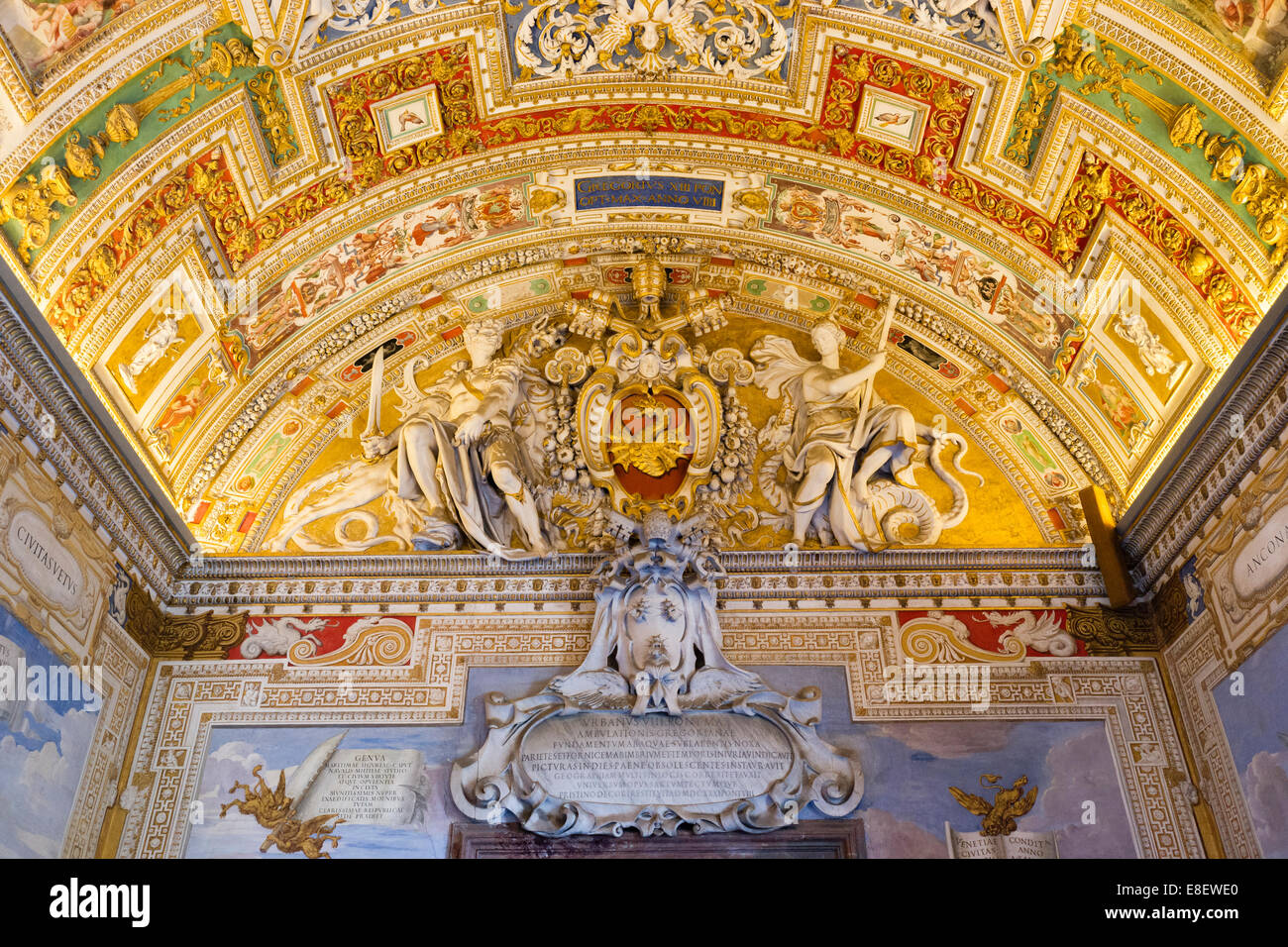 Couche de chauffe du Pape Urbain VIII et stuc plafond dans la Galleria delle Carte Ville, Musées du Vatican, Vatican, Rome Banque D'Images