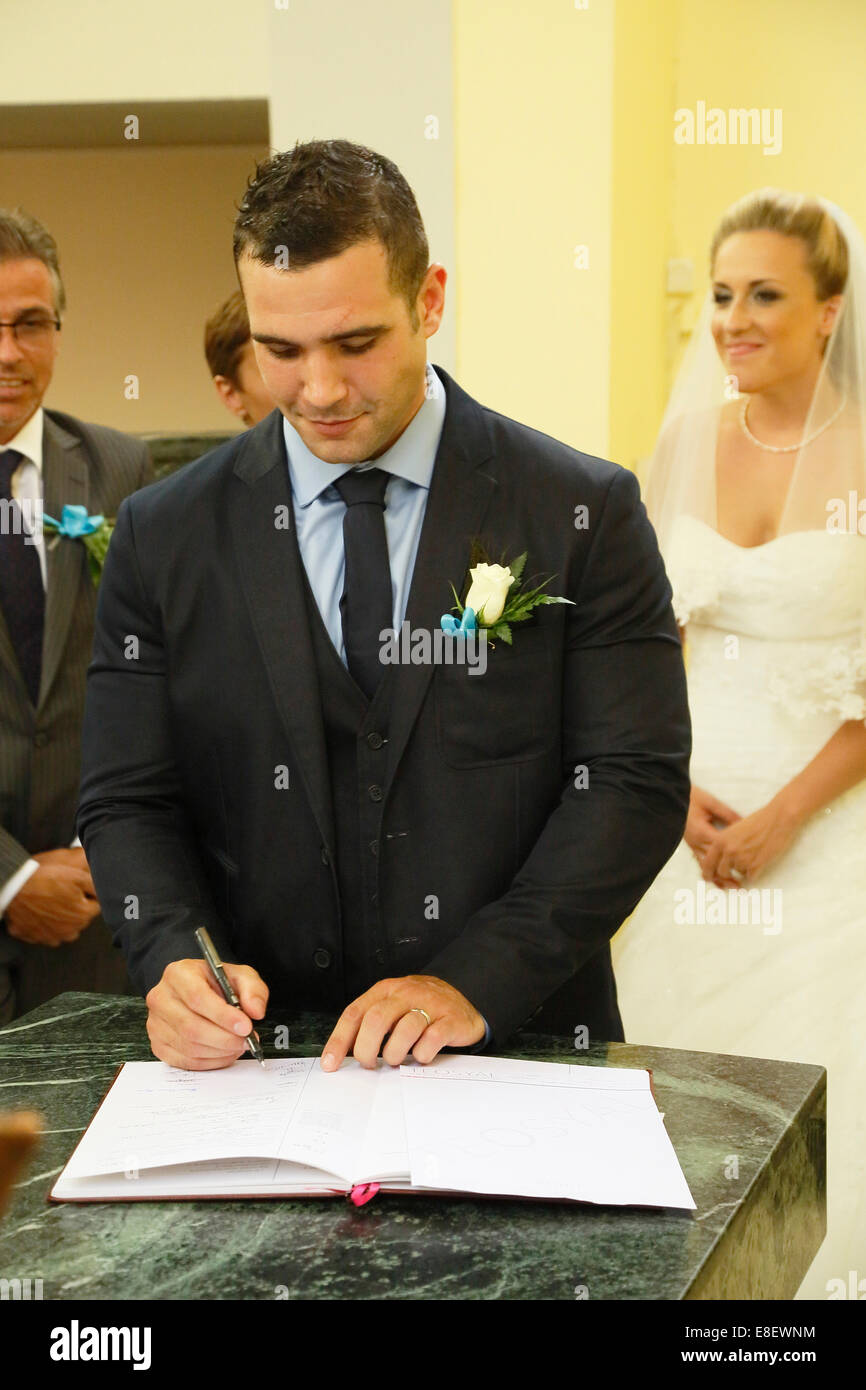 Groom signature l'église s'inscrire après la cérémonie Banque D'Images