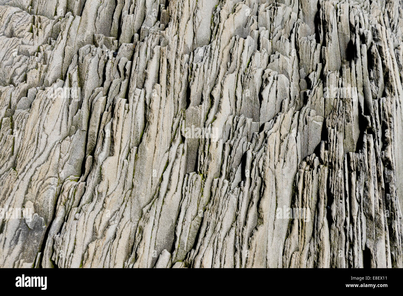 Les couches rocheuses, Grotte Hálsanefshellir avec formations de basalte, la plage de Reynisfjara qui jouit près de Vík í Mýrdal, Côte Sud, Islande Banque D'Images