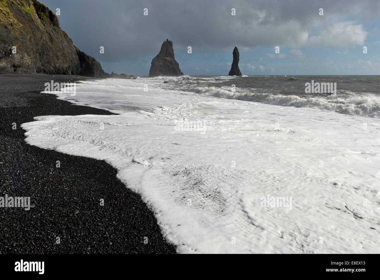 Surfez sur la plage de lave noire de Reynisdrangar, Reynisfjara qui jouit des pinacles, près de Vík í Mýrdal, Côte Sud, Islande Banque D'Images