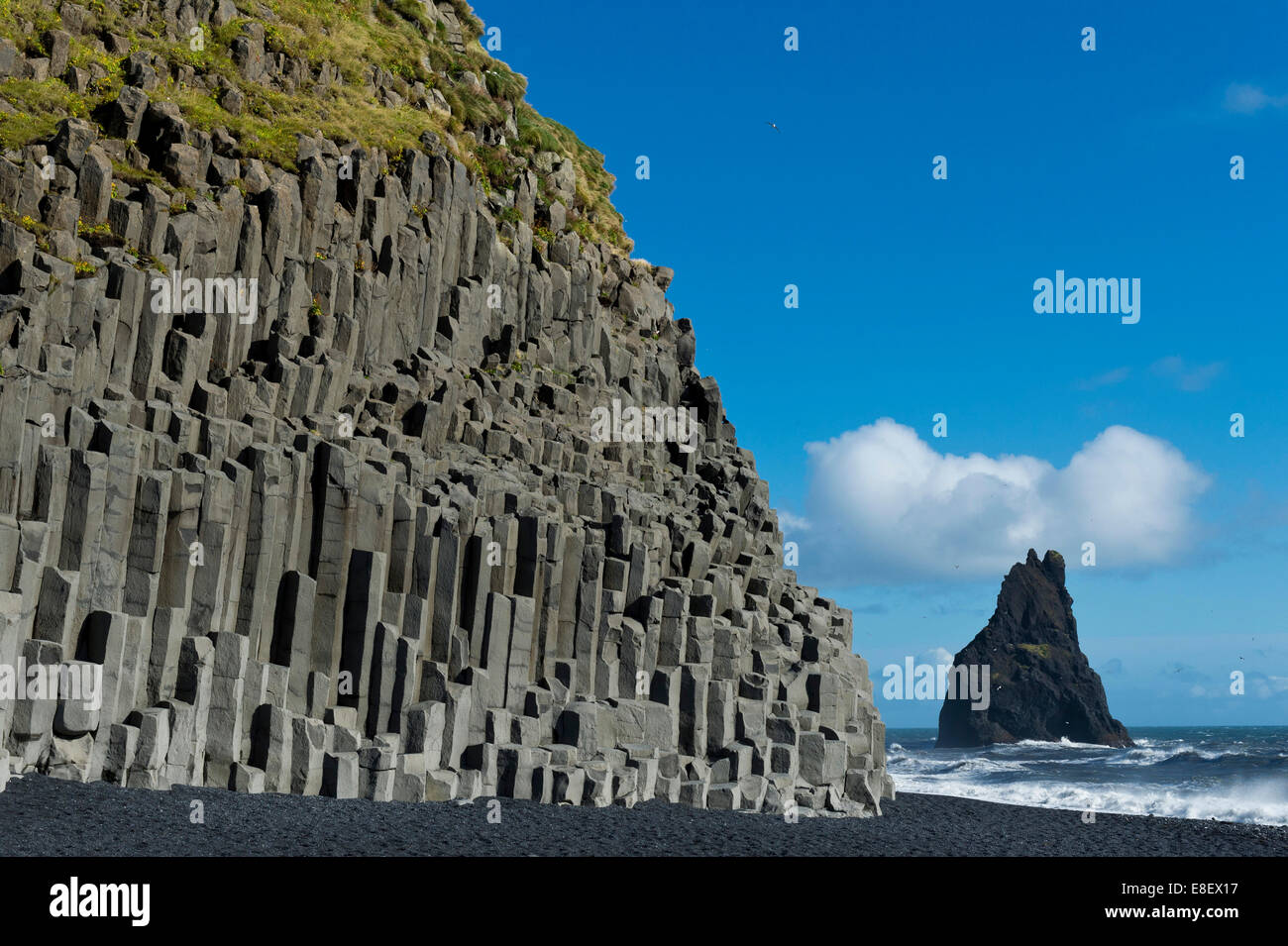 Les colonnes de basalte, plage Reynisfjara qui jouit et un pinacle de Reynisdrangar, près de Vík í Mýrdal, Côte Sud, Islande Banque D'Images