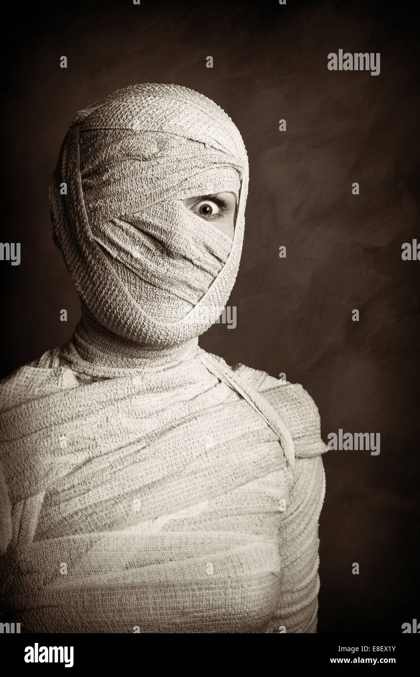 En momie féminine grungy style halloween horreur vintage sepia Banque D'Images
