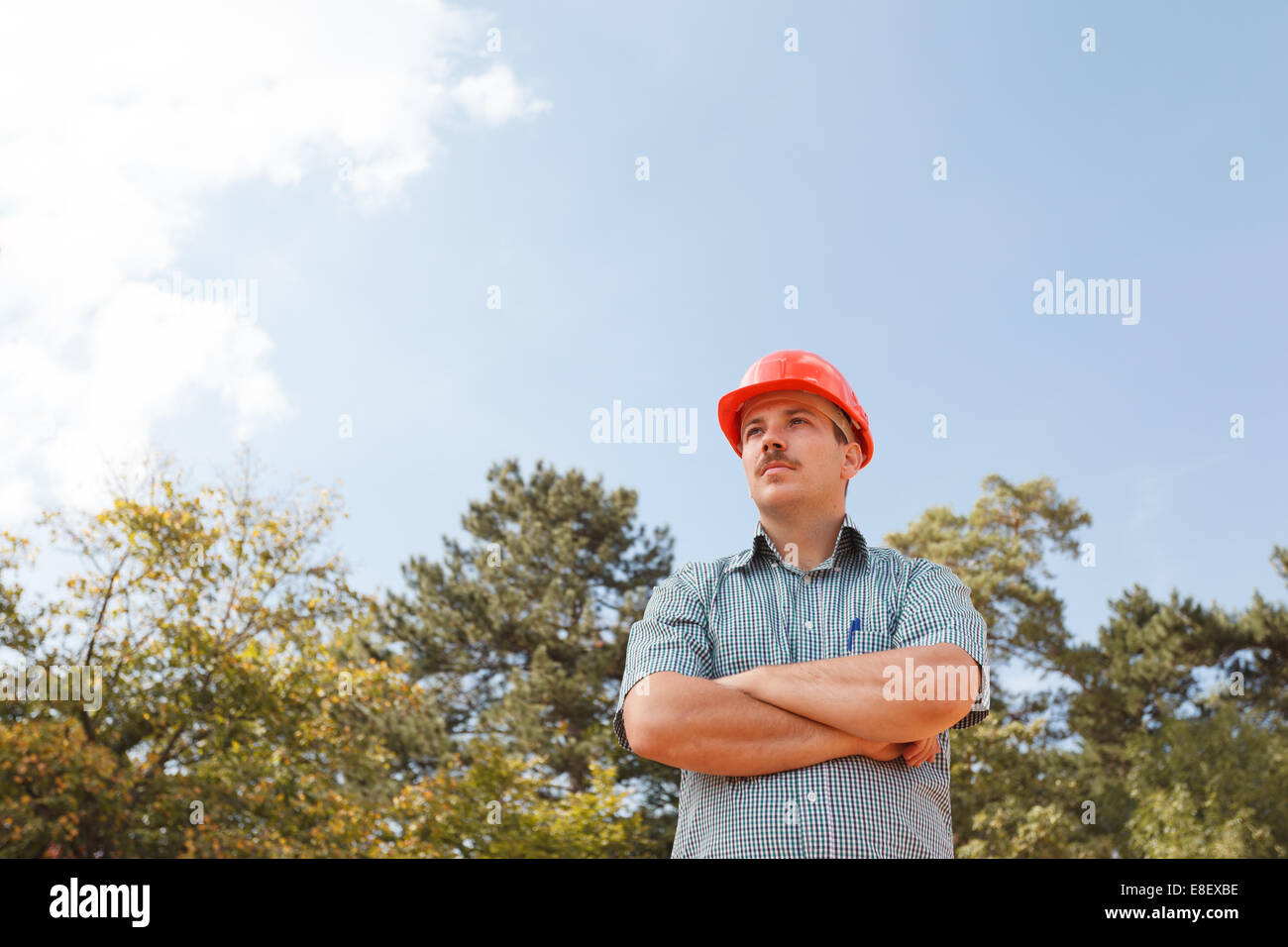 Portrait of young engineer stading sur chantier de l'extérieur, à l'écart Banque D'Images Portrait of young engineer stading sur chantier de l'extérieur, à l'écart Banque D'Images