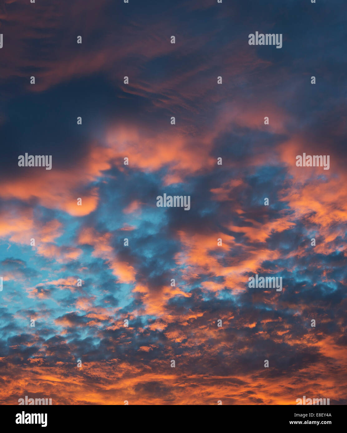 Coucher de Soleil Rouge Ciel et nuages. L'Ecosse Banque D'Images