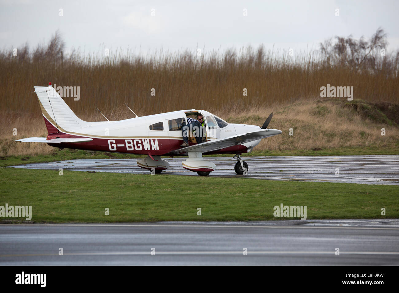 Piper PA-28-181 Cherokee Archer II G-hardstand BGWM stationné sur l'aérodrome à Sandtoft Banque D'Images