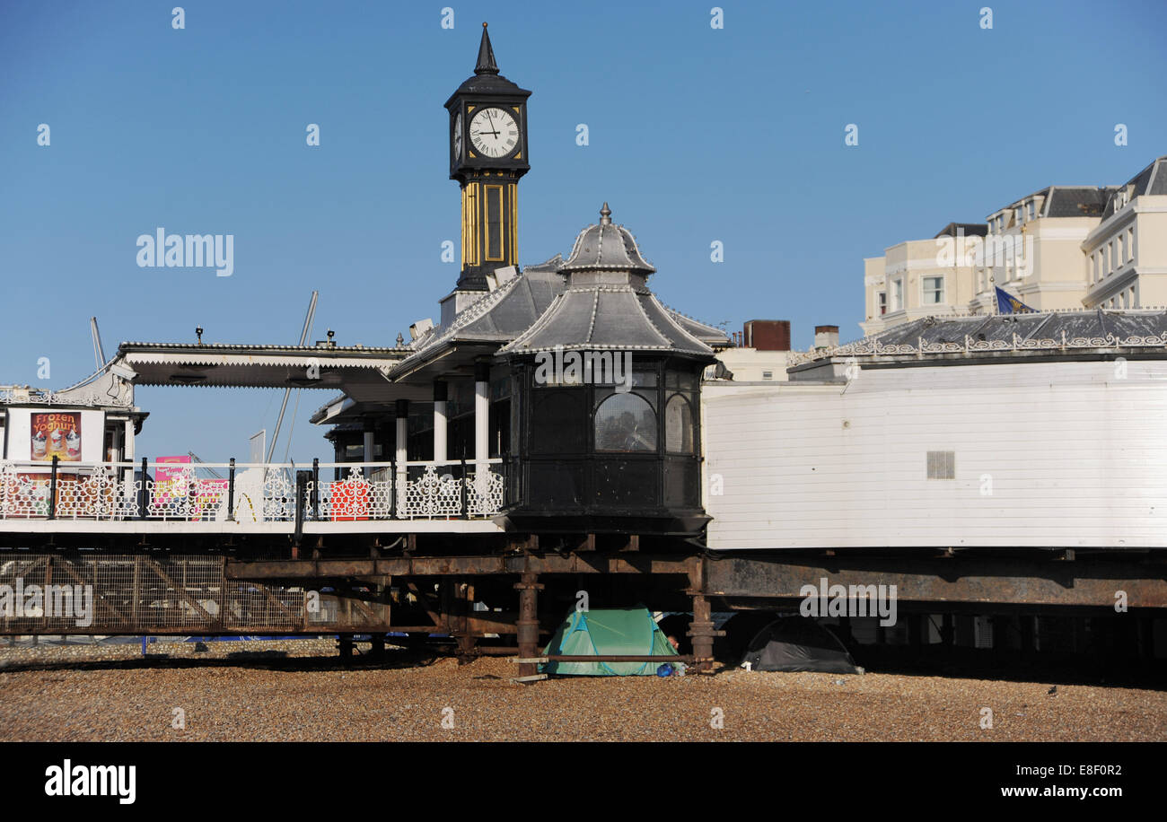 Les gens dorment dans la rue dans des tentes sous la jetée de Brighton service tôt ce matin UK Banque D'Images