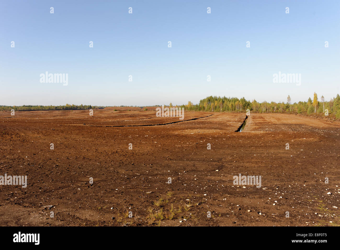 La production industrielle de la tourbe fraisée dans Saara bog, Estonie. Banque D'Images