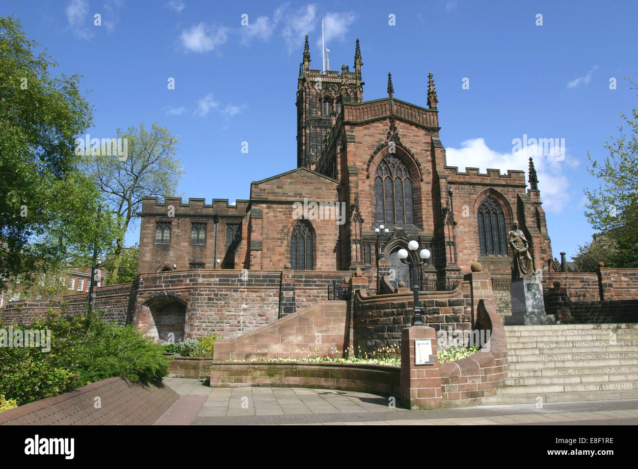 Dame Wulfrun statue et l'église Saint Pierre, Wolverhampton, West Midlands Banque D'Images