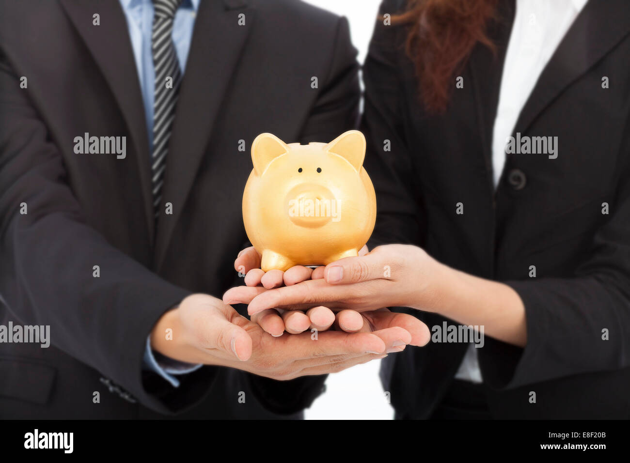 Mains de gens d'affaires holding a piggy bank ou l'épargne financière .avec plus de concept background Banque D'Images