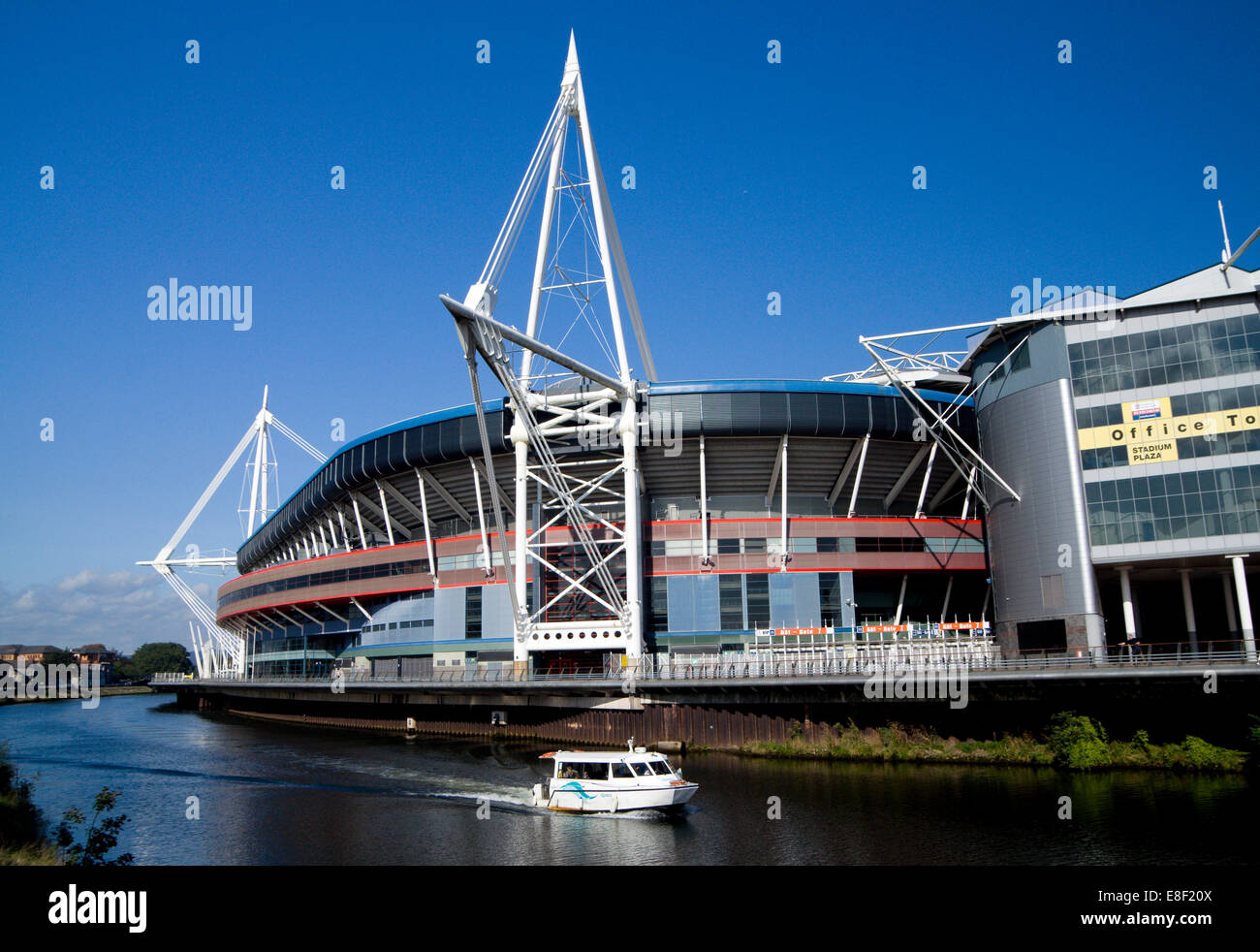Millennium Stadium et Aqua Bus, Cardiff, Pays de Galles. Banque D'Images