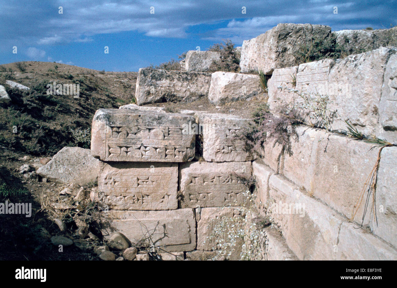 Inscriptions cunéiformes sur des pierres, de l'aqueduc en ruine, Jerwan, Iraq, 1977. Banque D'Images